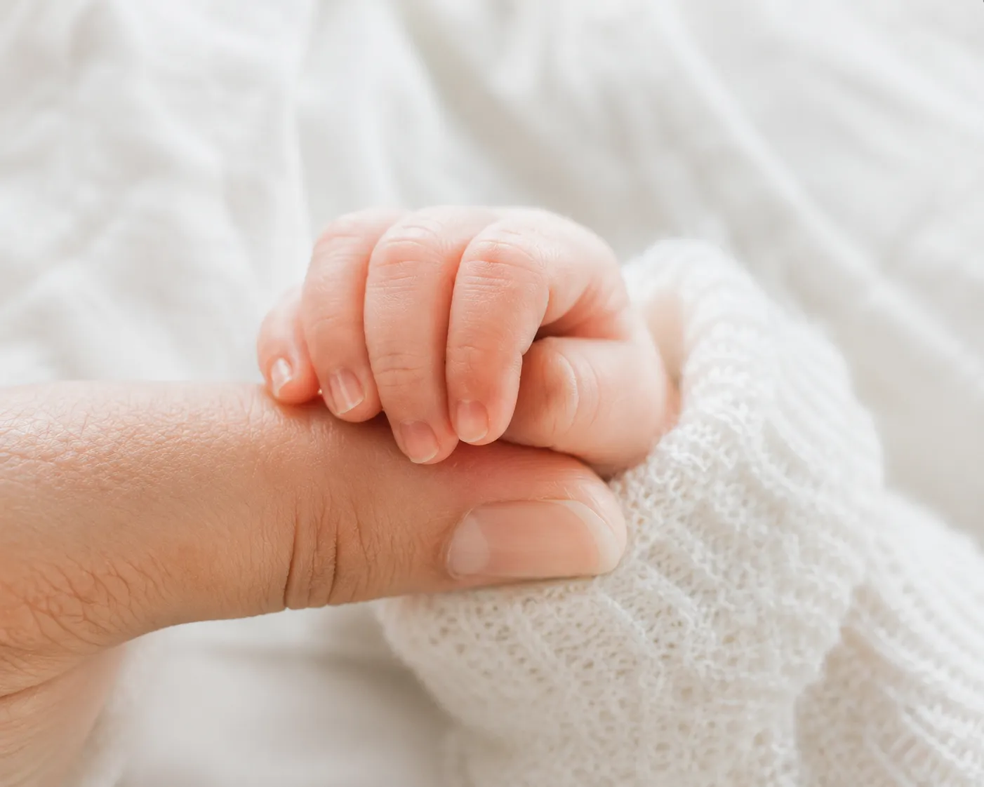 Kraamverzorgende met baby en moeder